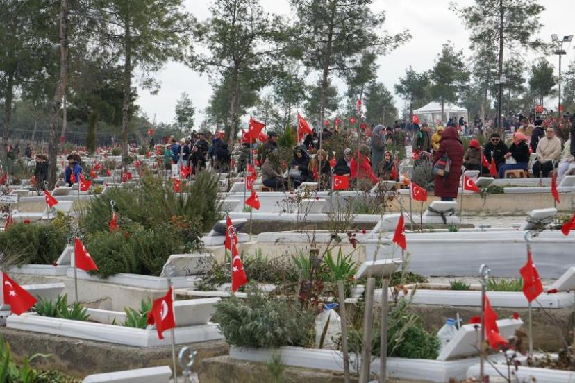Asrın felaketinin üçüncü yılında deprem şehitliğinde vefa nöbeti