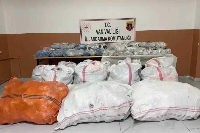 Başkale'de Gümrük Kaçağı Eşya Ele Geçirildi