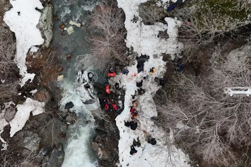 Bitlis'te hafif ticari araç, dereye uçtu: 3 ölü, 5 yaralı