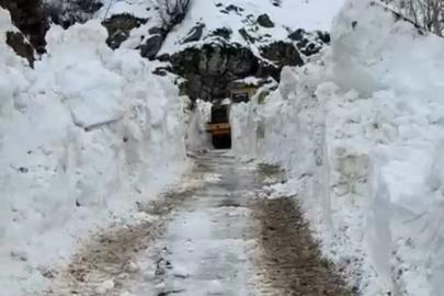 Bitlis’te ulaşım için 5 metrelik kar engelini aştılar