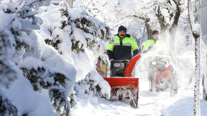 BÜYÜKŞEHİR BELEDİYESİNDEN MERKEZ VE KIRSALDA YOĞUN KARLA MÜCADELE MESAİSİ