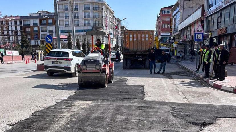 BÜYÜKŞEHİR KIRSALDA KARLA MÜCADELE, MERKEZDE YOL VE KALDIRIM ONARIMI ÇALIŞMASI YÜRÜTÜYOR