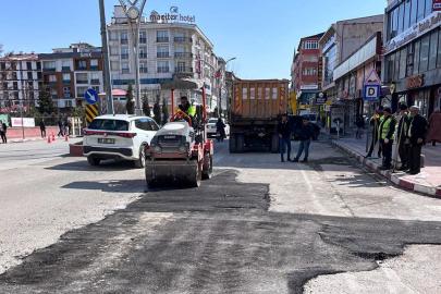 BÜYÜKŞEHİR KIRSALDA KARLA MÜCADELE, MERKEZDE YOL VE KALDIRIM ONARIMI ÇALIŞMASI YÜRÜTÜYOR