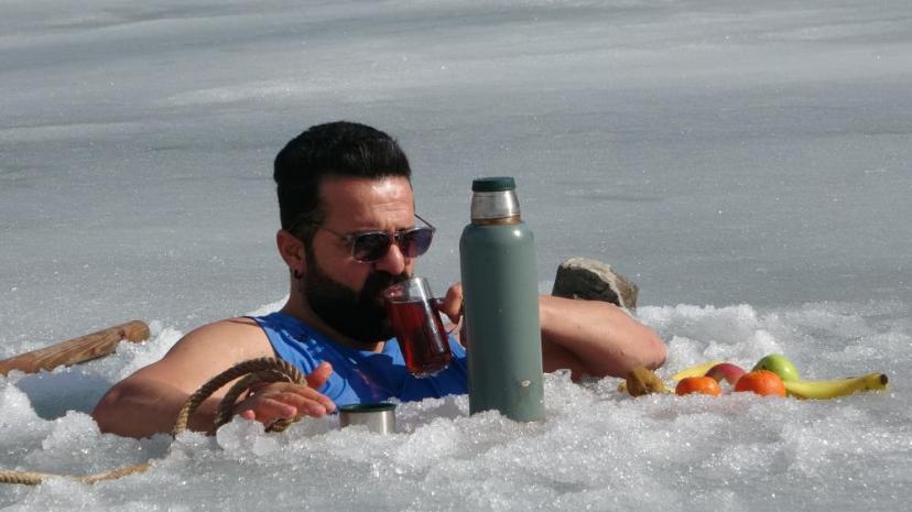 Buzu kırıp girdiği suda çayını yudumladı