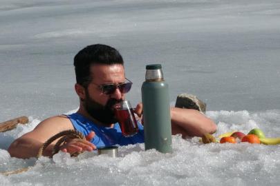 Buzu kırıp girdiği suda çayını yudumladı