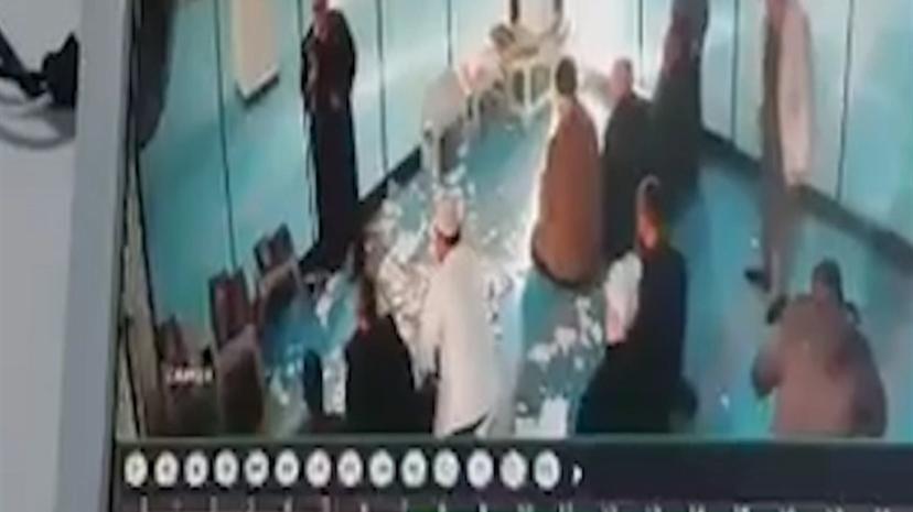 Camide cemaatin üzerine asma tavan parçaları düştü