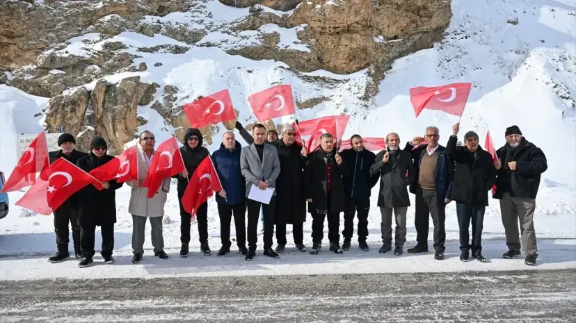 Çatak'ta çığ felaketinde hayatını kaybeden 42 kişi anıldı