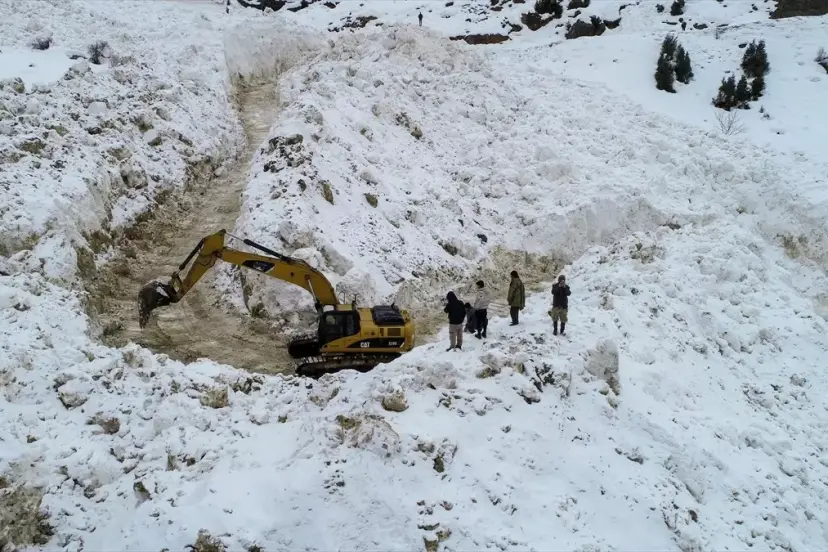 Çatak'ta Çığ Sonrası Yol Yeniden Açıldı