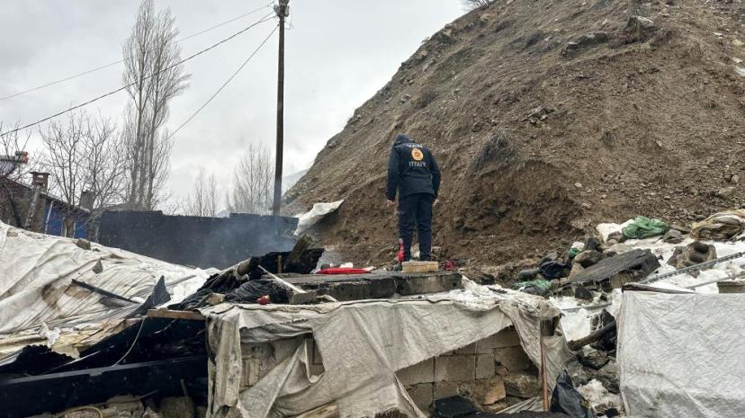Çatak'ta tandır evi çöktü: Babaanne ile torunu yaralandı