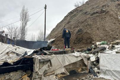 Çatak'ta tandır evi çöktü: Babaanne ile torunu yaralandı