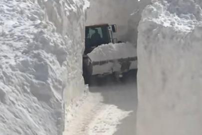 Çığ nedeniyle kapanan köy yolunda zorlu karla mücadele çalışması
