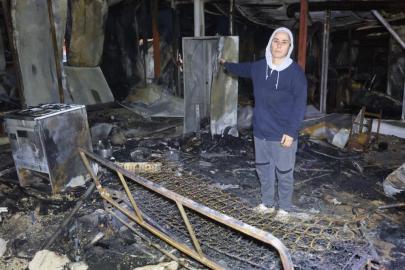Depremde evleri yıkılan aile yangınla birlikte ikinci kez yuvasız kaldı