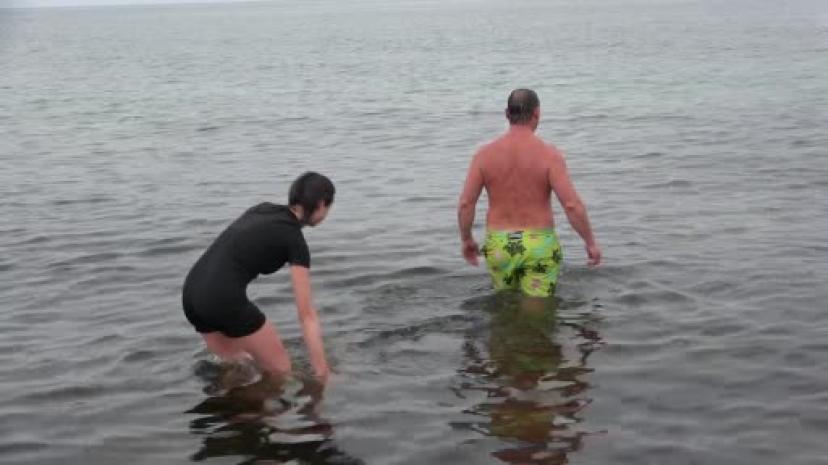 Dondurucu soğukta Van Gölü’nde yüzdüler