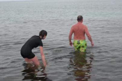 Dondurucu soğukta Van Gölü’nde yüzdüler