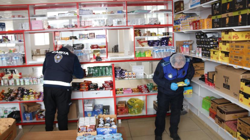 Edremit’te okul denetimi: Son kullanma tarihi geçmiş 2 ton gıda ürününe el konuldu