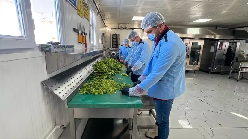 Erciş'te aşevi, engelli ve yaşlılara kış koşullarında sıcak yemek ulaştırıyor