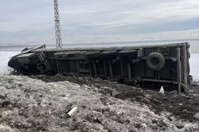 Erciş'te şarampole devrilen tırın sürücüsü yaralandı