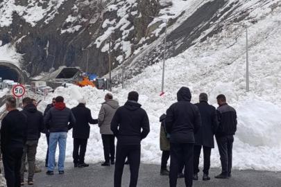 Hakkari-Van kara yoluna çığ düştü