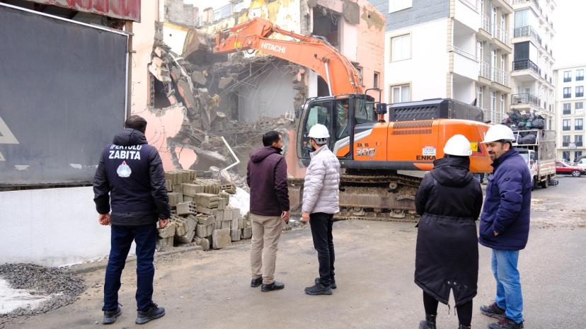 İpekyolu Belediyesi 3 Katlı Metruk Yapıyı Güvenli Şekilde Yıktı