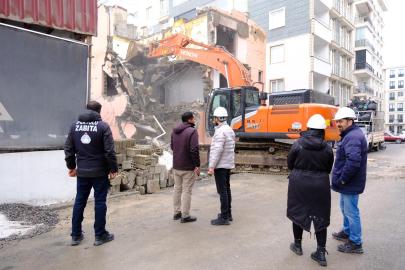 İpekyolu Belediyesi 3 Katlı Metruk Yapıyı Güvenli Şekilde Yıktı