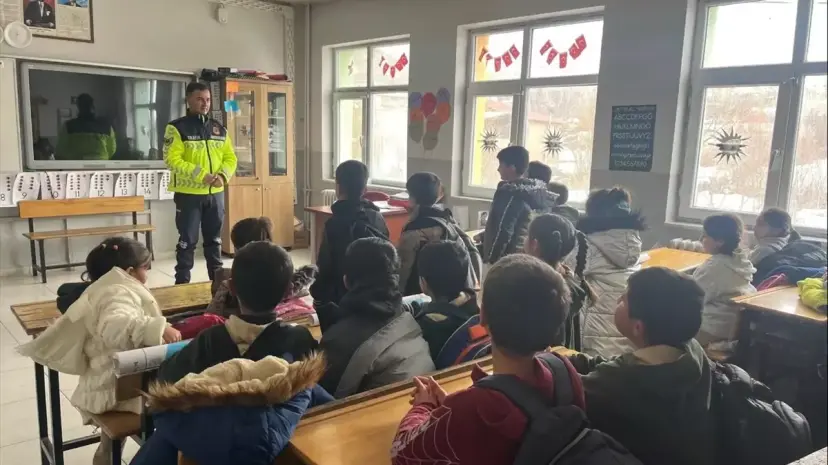 Jandarma Öğrencilere Bilgilendirme Etkinliği Düzenledi