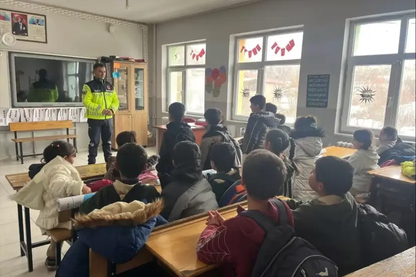 Jandarma Öğrencilere Bilgilendirme Etkinliği Düzenledi