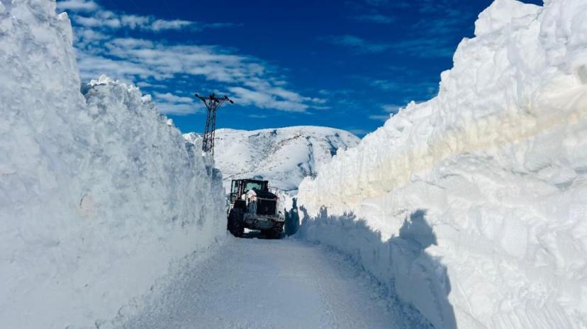 Kar kalınlığının 4 metreyi bulduğu Yüksekova'da kar savaşçılarının zorlu mesaisi