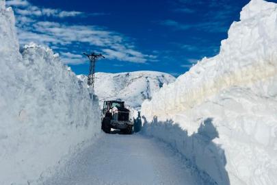 Kar kalınlığının 4 metreyi bulduğu Yüksekova'da kar savaşçılarının zorlu mesaisi