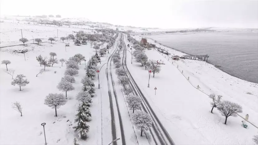 Kar Yağışı 161 Yerleşim Yerini Kapattı