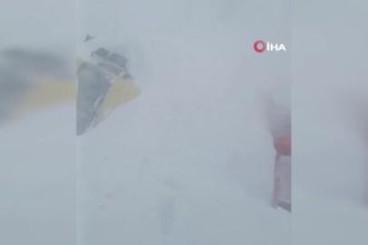 Karayolları ekibinin üzerine çığ düştü