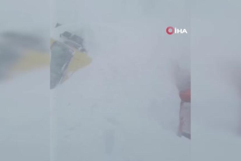 Karayolları ekibinin üzerine çığ düştü