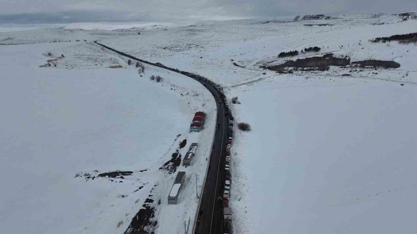 Kars'ta kar ve tipi geçit vermiyor: 52 köy yolu ulaşıma kapandı