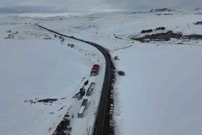 Kars'ta kar ve tipi geçit vermiyor: 52 köy yolu ulaşıma kapandı