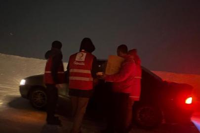 Kızılay'dan mahsur kalan sürücülere kumanya desteği