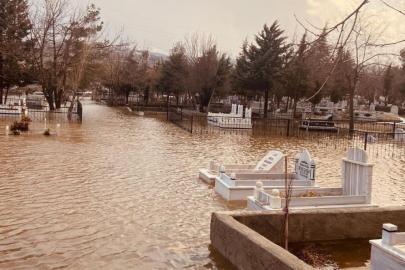 Mezarlık sular altında kaldı