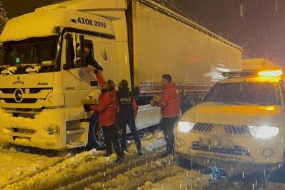 Muş-Bingöl kara yolunda mahsur kalan 40 araçtaki yaklaşık 80 kişi kurtarıldı