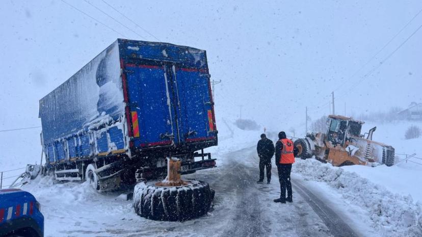 Muş’ta tır iş makinesine çarptı: 1 yaralı