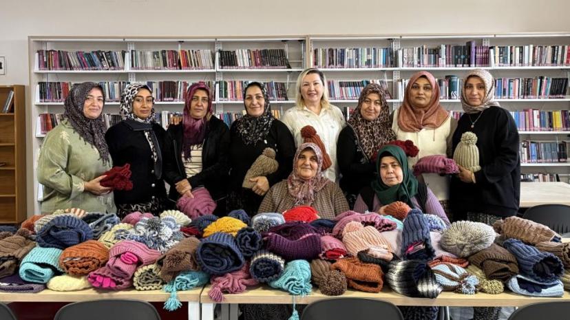 Niğdeli kadınlar Ahlatlı köy çocuklarının içini ısıttı