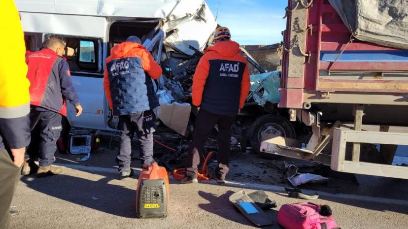 Öğrenci servisi tıra çarptı: 1 ölü, 7 yaralı