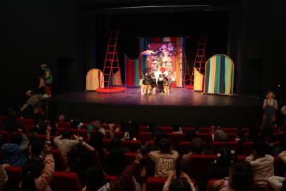 ÖZEL GEREKSİNİMLİ BİREYLER TİYATRO KEYFİ YAŞADI