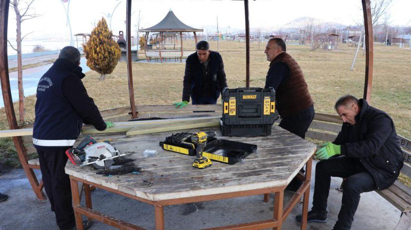 Park ve  Bahçeler Müdürlüğü Yakılarak Tahrip Edilen Kent Mobilyalarını Yeniledi