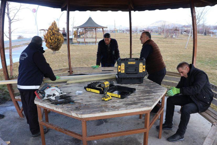 Park ve  Bahçeler Müdürlüğü Yakılarak Tahrip Edilen Kent Mobilyalarını Yeniledi