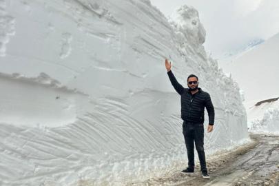 Şemdinli'de iş makinesinin boyunu bulan kar tünellerinde çalışma