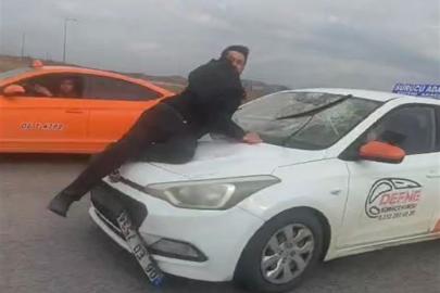 Sürücü kursu eğitmeni, tartıştığı kişiyi kaput üzerinde 20 kilometre sürükledi