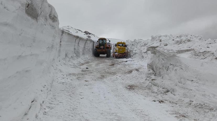 Türkiye-İran sınır hattında karla mücadele çalışması