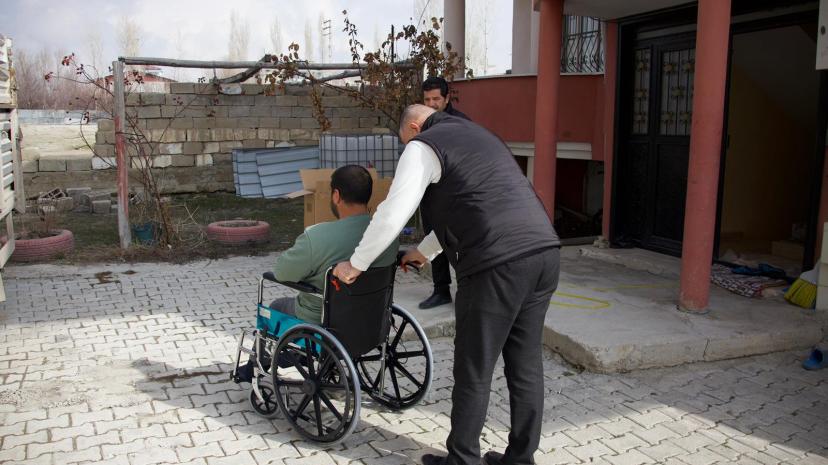 Tuşba’da Tekerlekli Sandalyeler Kapı Kapı Teslim Edildi