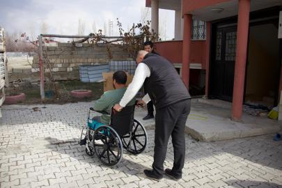 Tuşba’da Tekerlekli Sandalyeler Kapı Kapı Teslim Edildi