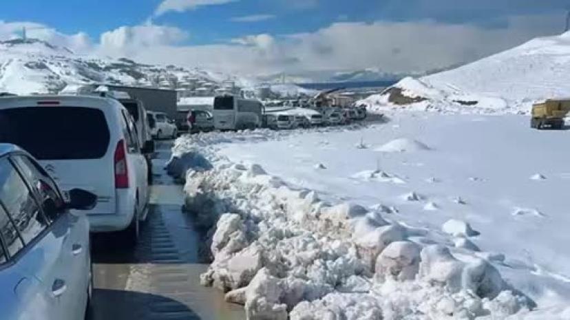 Tuşba'da tır kazasında uzun araç kuyruğu oluştu
