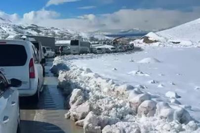 Tuşba'da tır kazasında uzun araç kuyruğu oluştu