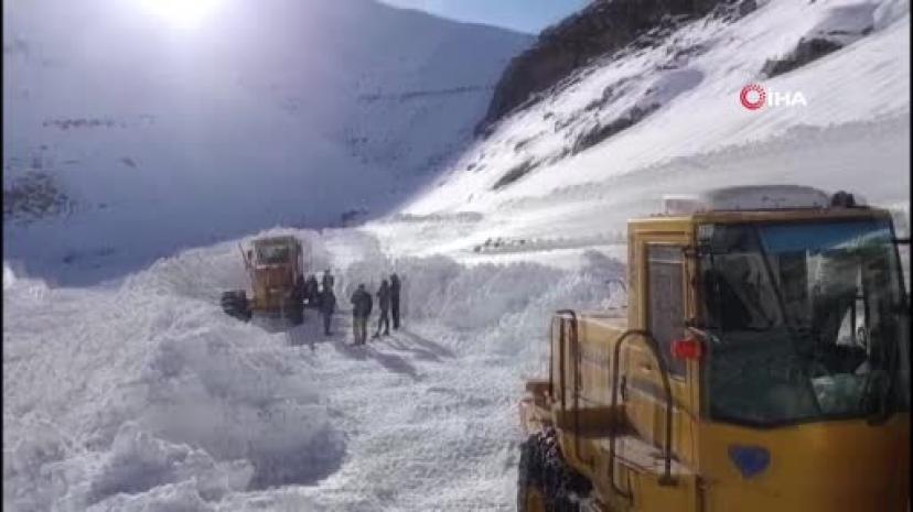 Van Bahçesaray'da mezra yoluna çığ düştü